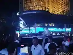 Prabowo Menyapa Warga dalam Perayaan Malam Tahun Baru di Bundaran HI